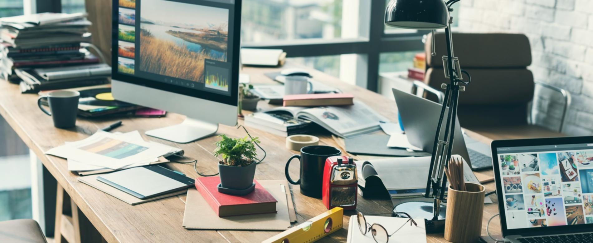 Seminarteilnehmer in konzentrierter Diskussion