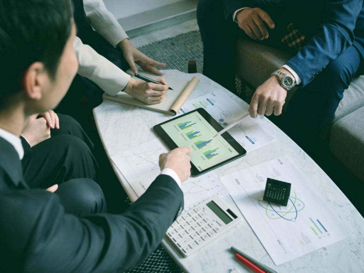 Teilnehmer bei Gruppenübung im Seminar