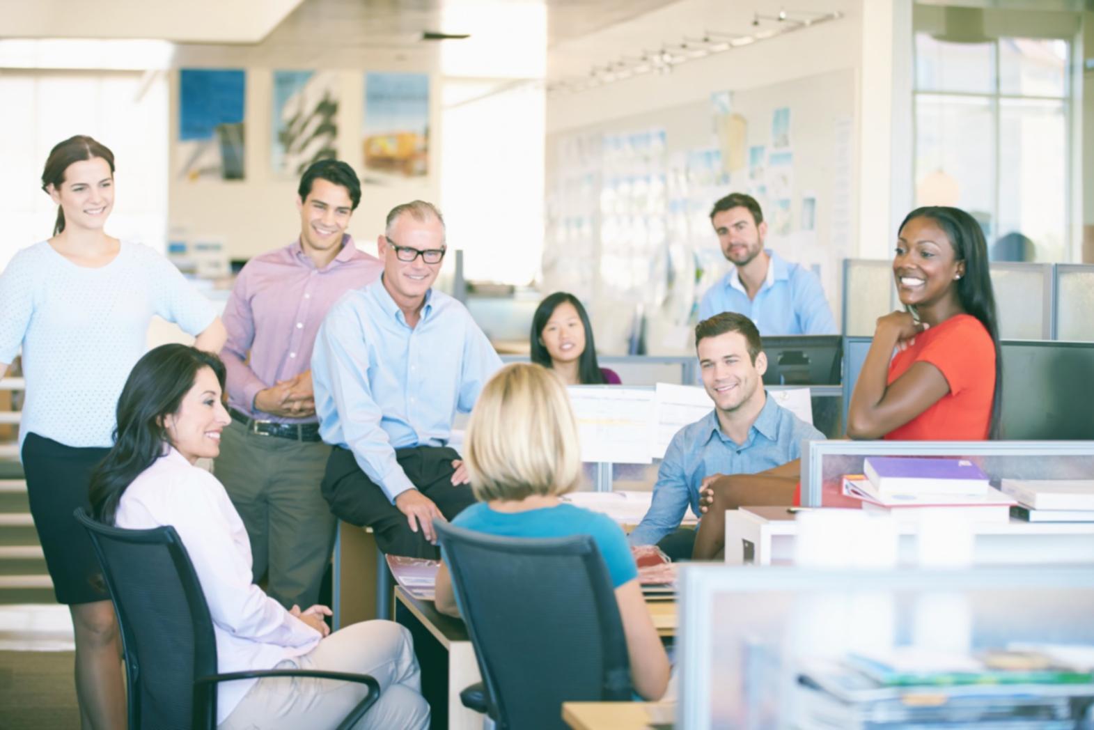 Büroatmosphäre bei Uximoravel mit moderner Einrichtung