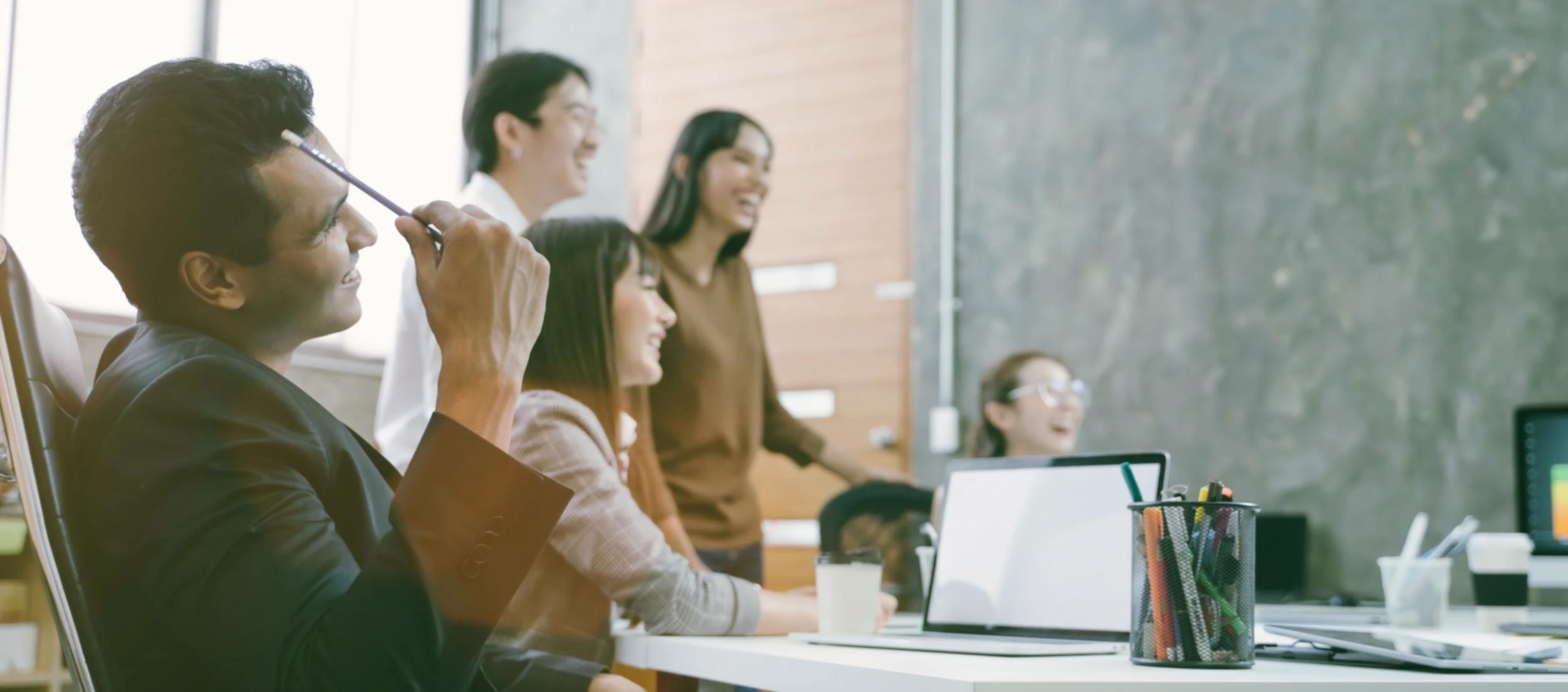 Moderne Seminarumgebung mit flexiblen Lernbereichen